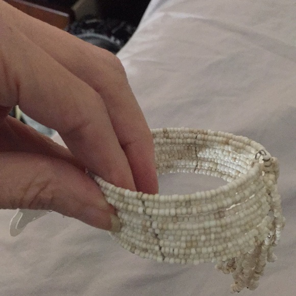 White Beaded🥳HP🥳Bracelet - Picture 2 of 3